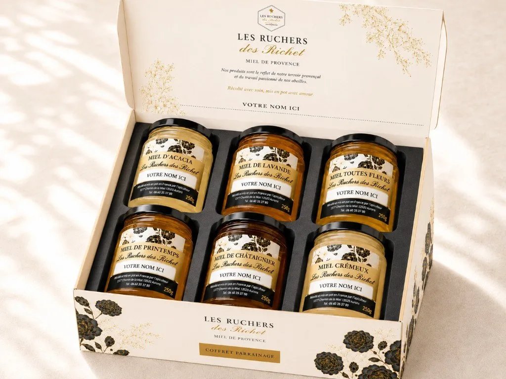 Coffret de parrainage Pack 2 ouvert avec six pots de miel de 250 g aux étiquettes personnalisables « VOTRE NOM ICI » et box personnalisable — Les Ruchers des Richet