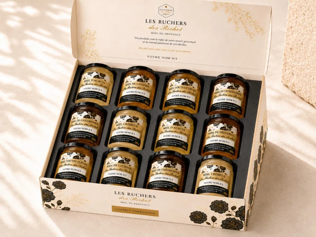 Coffret de parrainage Pack 3 ouvert avec 12 pots de miel de 250 g, box et étiquettes personnalisables « VOTRE NOM ICI » — Les Ruchers des Richet