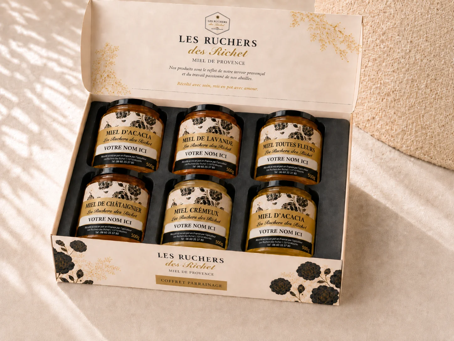 Coffret parrainage Pack Passion ouvert avec six pots de miel de 500 g — acacia, lavande, toutes fleurs, châtaignier et crémeux — étiquettes « VOTRE NOM ICI » — Les Ruchers des Richet